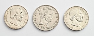 TŘI STŘÍBRNÉ OBĚŽNÉ MINCE 1 GULDEN