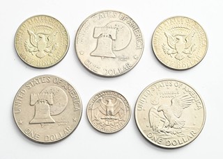 ŠEST OBĚŽNÝCH DOLAROVÝCH MINCÍ