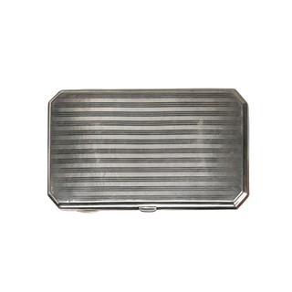 Smaltované stříbrné pouzdro se závodním vozem, Art Deco