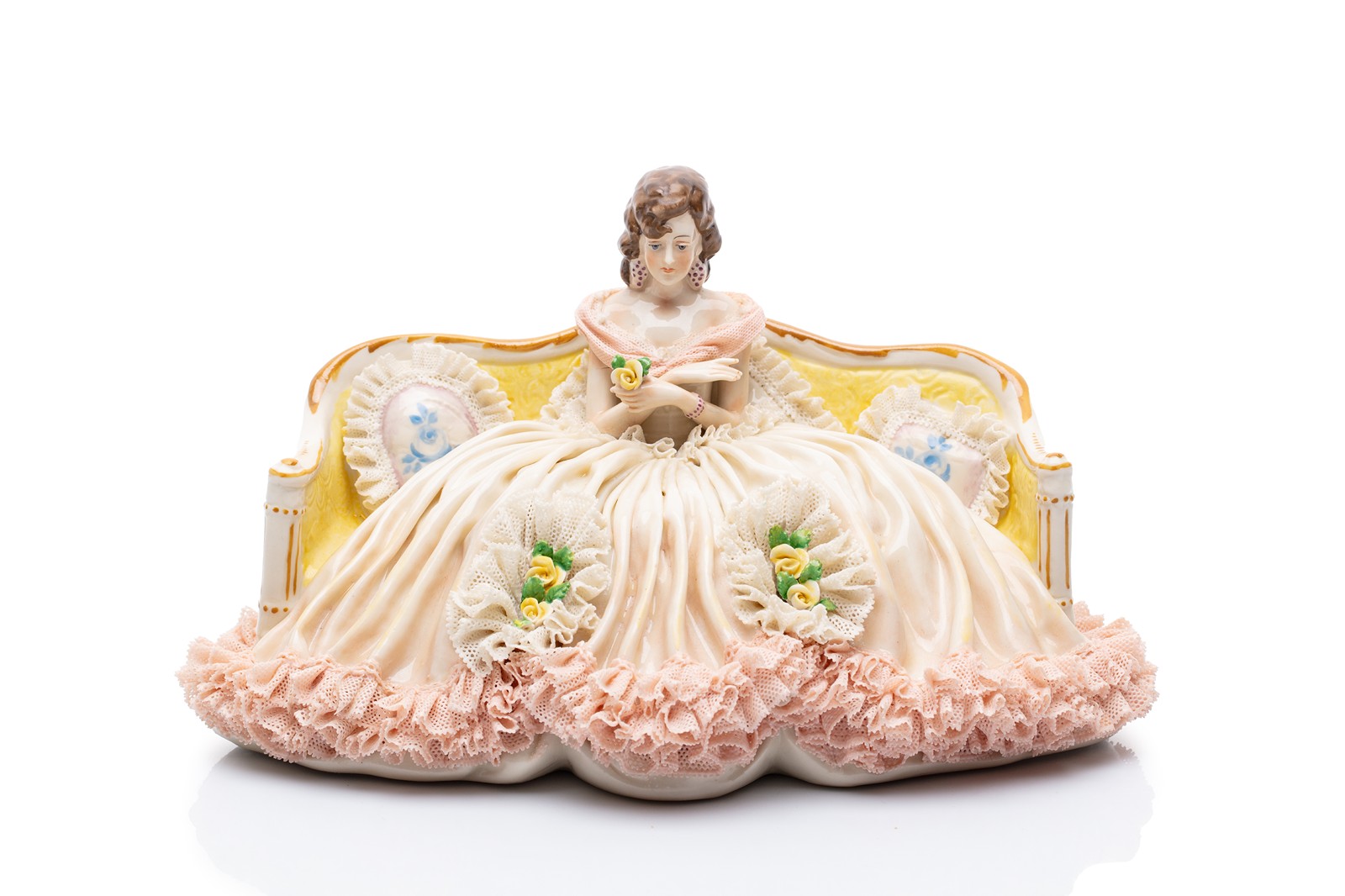 Krajková porcelánová plastika „Dáma na pohovce“ | Ackermann & Fritze, Rudolstadt-Volkstedt (Německo)
