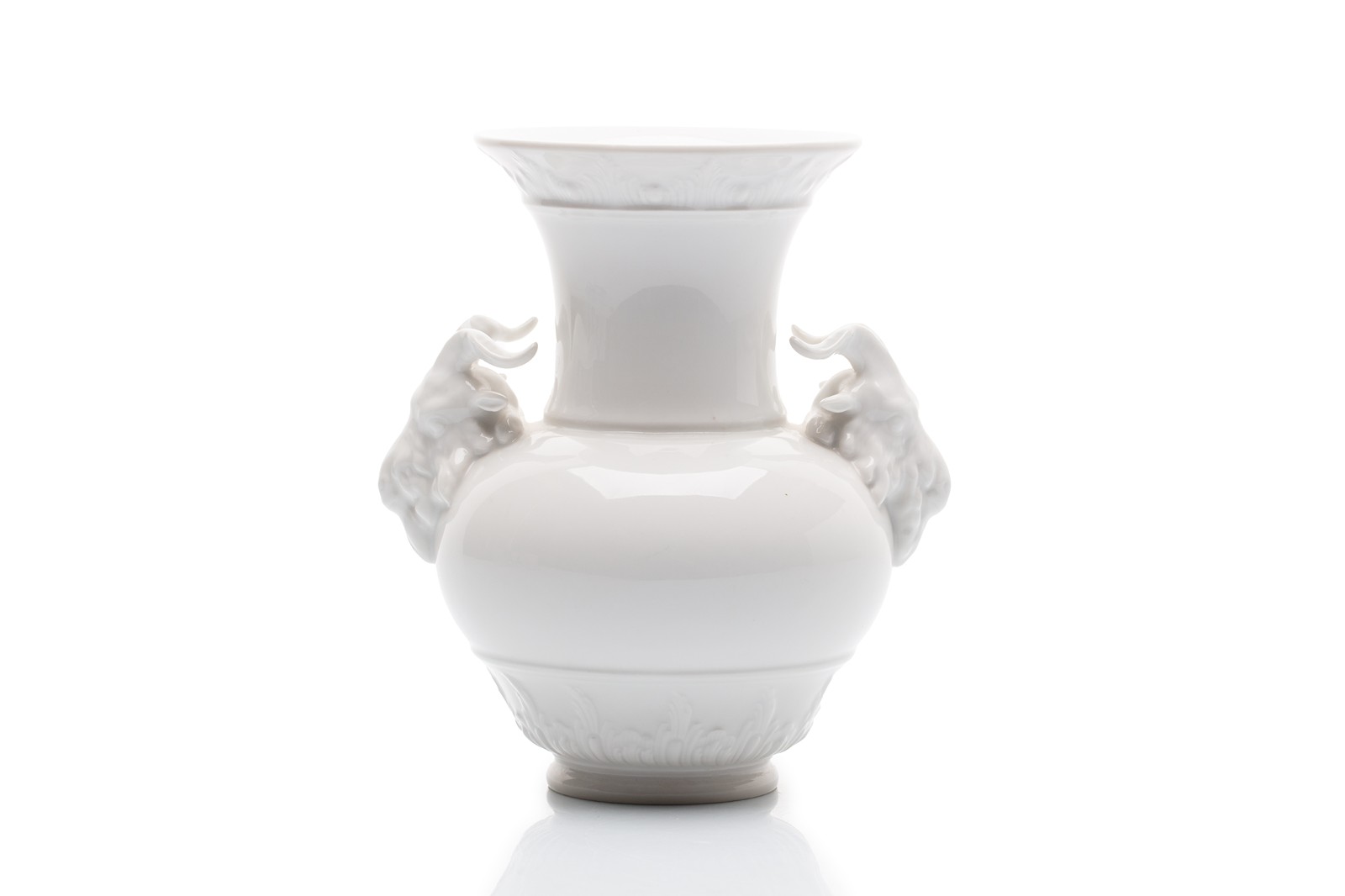 Bílá porcelánová váza s kozlečími hlavami (kraterová váza) | KPM Berlin (Königliche Porzellan-Manufaktur Berlin), Německo