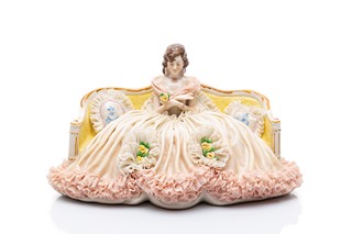 Krajková porcelánová plastika „Dáma na pohovce“ | Ackermann & Fritze, Rudolstadt-Volkstedt (Německo)
