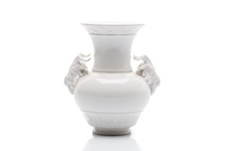 Bílá porcelánová váza s kozlečími hlavami (kraterová váza) | KPM Berlin (Königliche Porzellan-Manufaktur Berlin), Německo