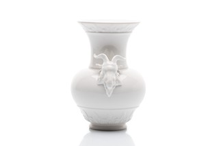 Bílá porcelánová váza s kozlečími hlavami (kraterová váza) | KPM Berlin (Königliche Porzellan-Manufaktur Berlin), Německo