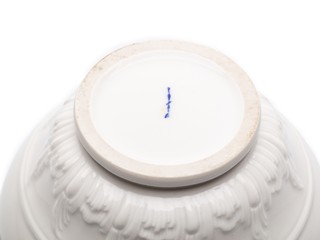 Bílá porcelánová váza s kozlečími hlavami (kraterová váza) | KPM Berlin (Königliche Porzellan-Manufaktur Berlin), Německo