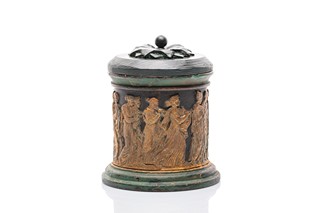 Terakotová dóza na tabák s antickým reliéfem a dřevěným víčkem | Johann Maresch (Siderolith- und Terracotta-Fabrik), Čechy (Ústí nad Labem – Aussig an der Elbe)