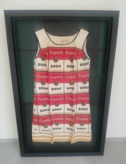 Andy Warhol (1928 - 1987) - Ikonické šaty