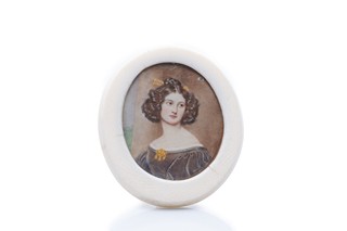 Biedermeier portrétní miniatura mladé dámy - Střední Evropa (Čechy / Rakousko / Německo)
