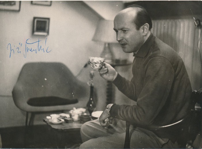 Jiří Švengsbír (1921 – 1983) - Jiří Švengsbír s kávou