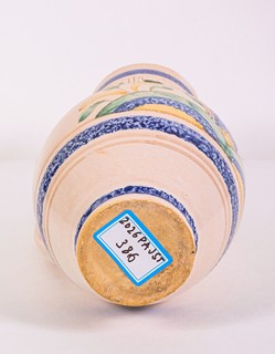 Habánský/lidový džbán se stylizovaným rostlinným dekorem