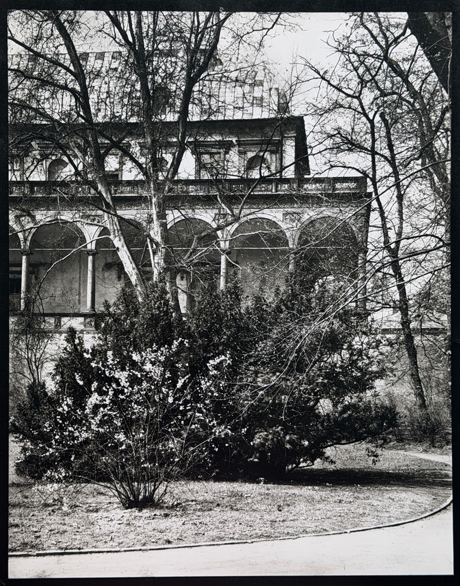 Josef Sudek (1896 - 1976) - Letohrádek královny Anny (Z cyklu Procházky po Chotkových sadech)