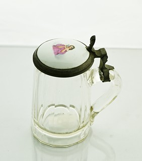 Skleněný broušený korbel