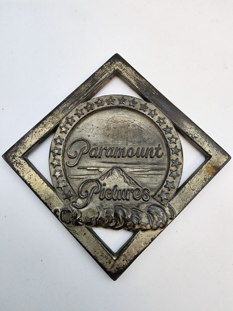 Paramount Pictures – originální studiová plaketa, 40. léta 20. století