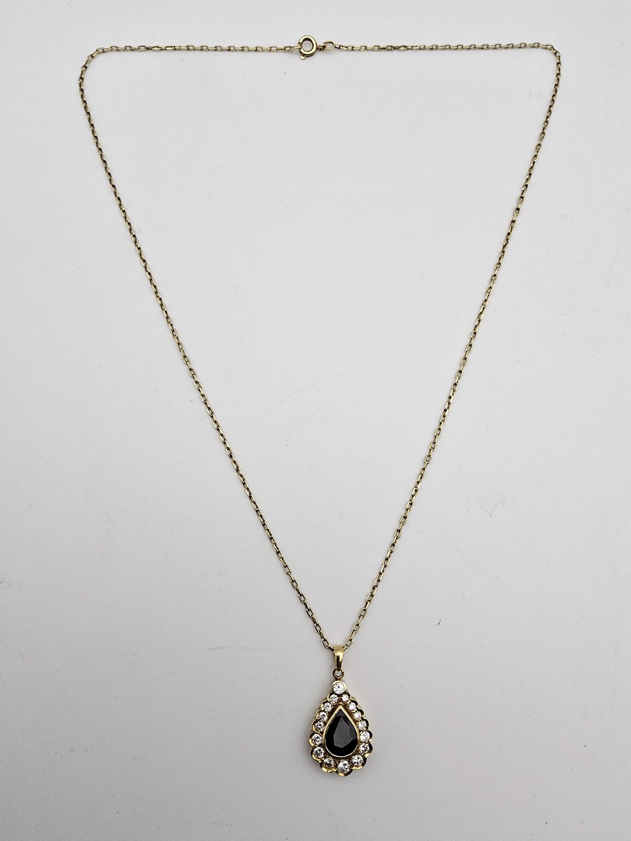 ZLATÝ PŘÍVĚSEK S PŘÍRODNÍM SAFÍREM 2,85 CT A DIAMANTY 0,98 CT – ZLATÝ ŘETÍZEK – ODBORNÝ POSUDEK