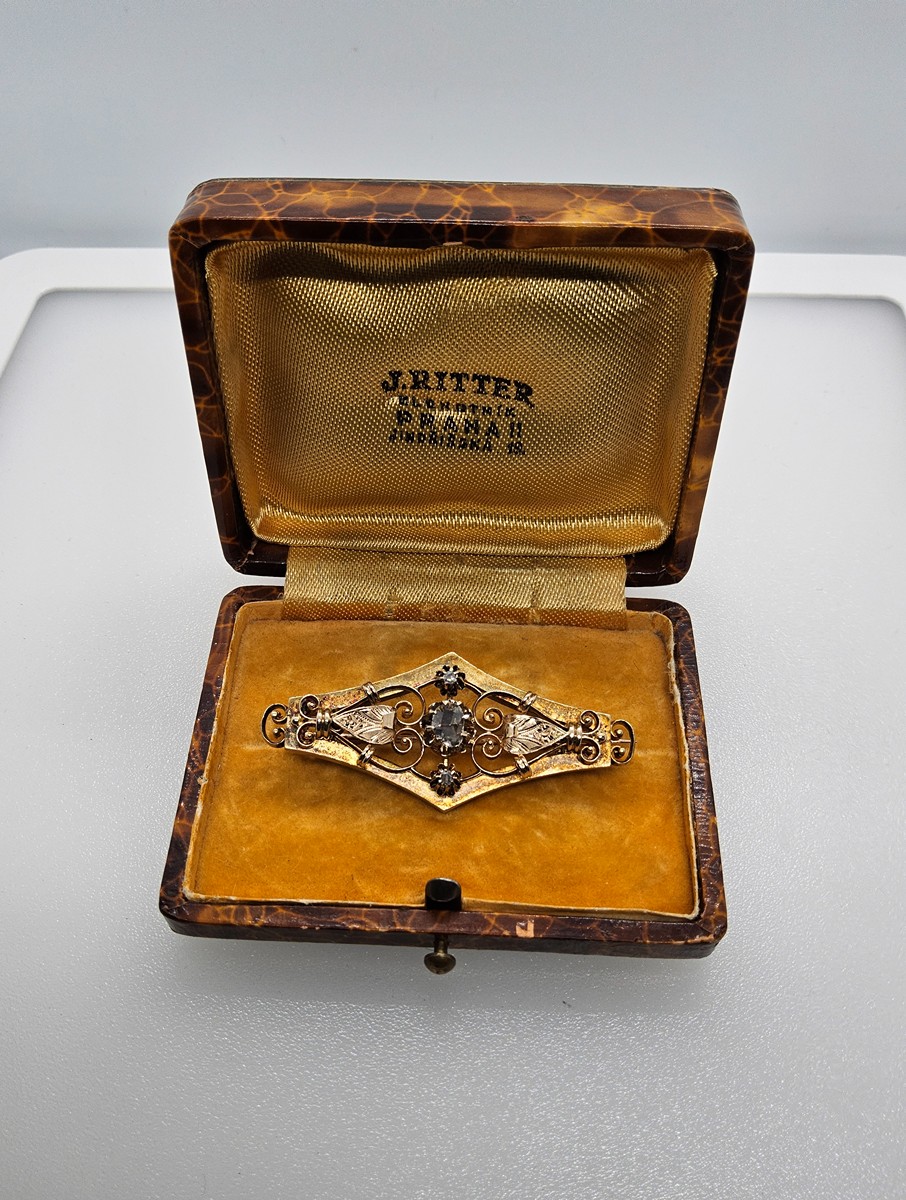 ZLATÁ SECESNÍ BROŽ S DIAMANTOVÝMI ROUTAMI 0,50 CT