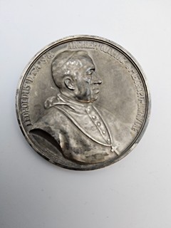 Julius Pelikán (1887 - 1969) - JULIUS PELIKÁN – STŘÍBRNÁ INTRONIZAČNÍ MEDAILE ARCIBISKUPA LEOPOLDA PREČANA – 1923