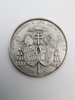 Julius Pelikán (1887 - 1969) - JULIUS PELIKÁN – STŘÍBRNÁ INTRONIZAČNÍ MEDAILE ARCIBISKUPA LEOPOLDA PREČANA – 1923