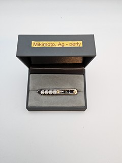 Stříbrná brož Mikimoto s perlami