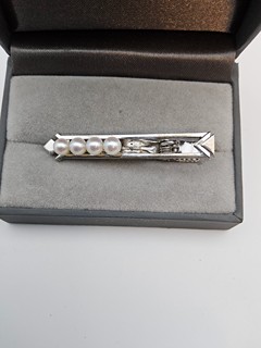 Stříbrná brož Mikimoto s perlami