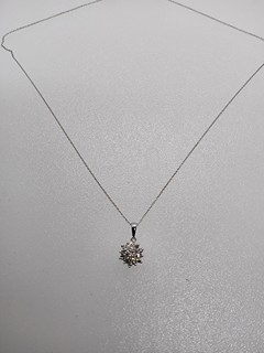 ŘETÍZEK S DIAMANTOVÝM PŘÍVĚSKEM Z BÍLÉHO ZLATA – 19 DIAMANTŮ