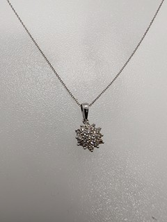 ŘETÍZEK S DIAMANTOVÝM PŘÍVĚSKEM Z BÍLÉHO ZLATA – 19 DIAMANTŮ