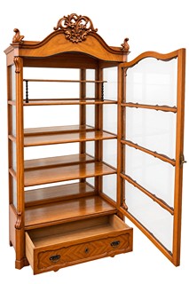 Starožitná vitrína ve stylu biedermeier