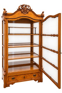Starožitná vitrína ve stylu biedermeier