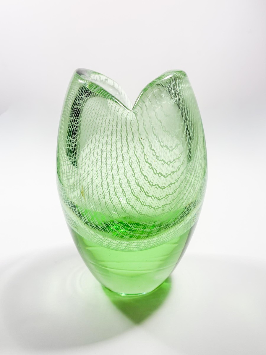Schwedler Rudolf - Skleněná vázička - zelená s proužky z bublin, 12 cm