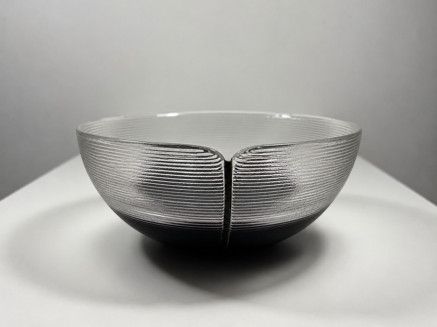 Šuhájek Jiří - Žebrovaná skleněná mísa, průměr 21 cm