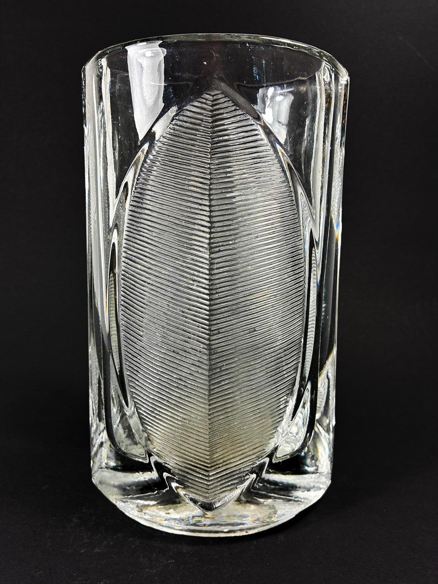 Jurnikl Rudolf - Lisovaná váza Lotos- Sklo Union, výška 20,5 cm
