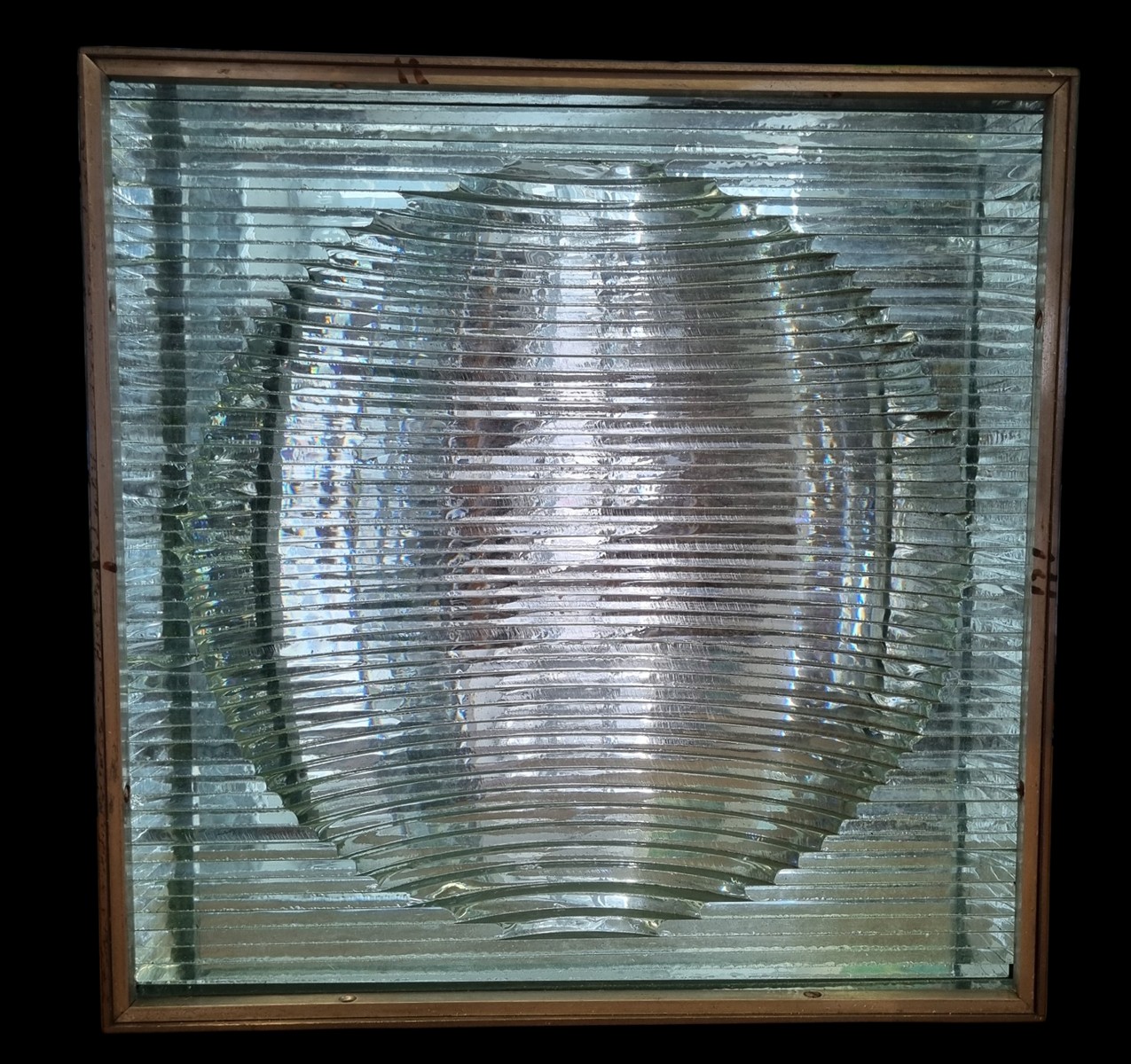 Kováč Valér - Skleněná optická čočka, 30 x 30 cm