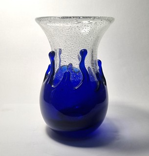 Ježek Pavel - Váza z bublinkového skla s kobaltovým přelivem, 18 cm