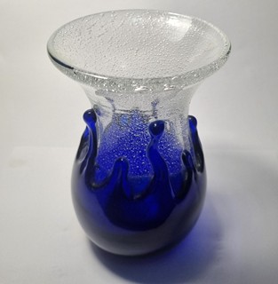 Ježek Pavel - Váza z bublinkového skla s kobaltovým přelivem, 18 cm