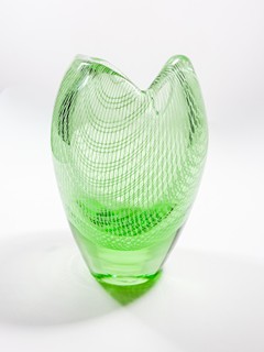 Schwedler Rudolf - Skleněná vázička -zelená s proužky z bublin, 13 cm