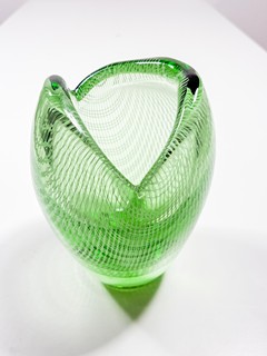 Schwedler Rudolf - Skleněná vázička -zelená s proužky z bublin, 13 cm