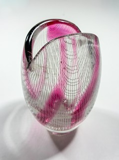 Schwedler Rudolf - Skleněná vázička -růžová s proužky z bublin, 13 cm