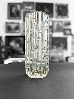 Vízner František - Čirá lisovaná váza - Bludiště, 25 cm