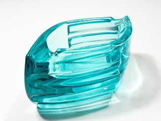 Brabec Jiří - Popelník-modré lisované sklo, šířka 13 cm