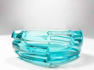 Brabec Jiří - Popelník-modré lisované sklo, šířka 13 cm