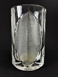Jurnikl Rudolf - Lisovaná váza Lotos- Sklo Union, výška 20,5 cm