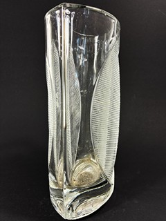 Jurnikl Rudolf - Lisovaná váza Lotos- Sklo Union, výška 20,5 cm