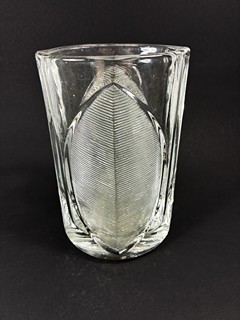 Jurnikl Rudolf - Lisovaná váza Lotos- Sklo Union, výška 20,5 cm