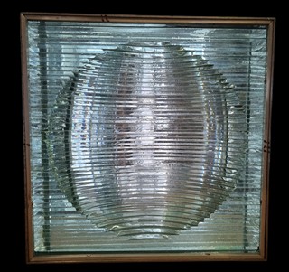 Kováč Valér - Skleněná optická čočka, 30 x 30 cm