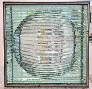 Kováč Valér - Skleněná optická čočka, 30 x 30 cm