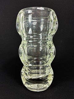 Jurnikl Rudolf - Čirá váza z lisovaného skla, výška 20 cm