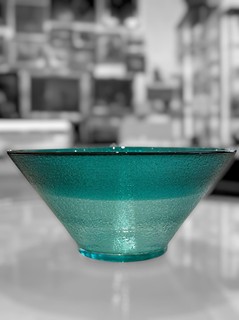 Šuhájek Jiří - Skleněná mísa v modrém odstínu, průměr 18 cm