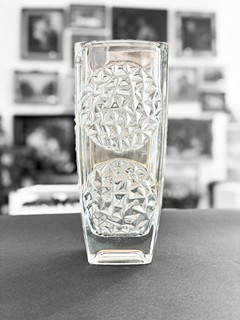 Jurnikl Rudolf - Čirá váza z lisovaného skla, 23 cm