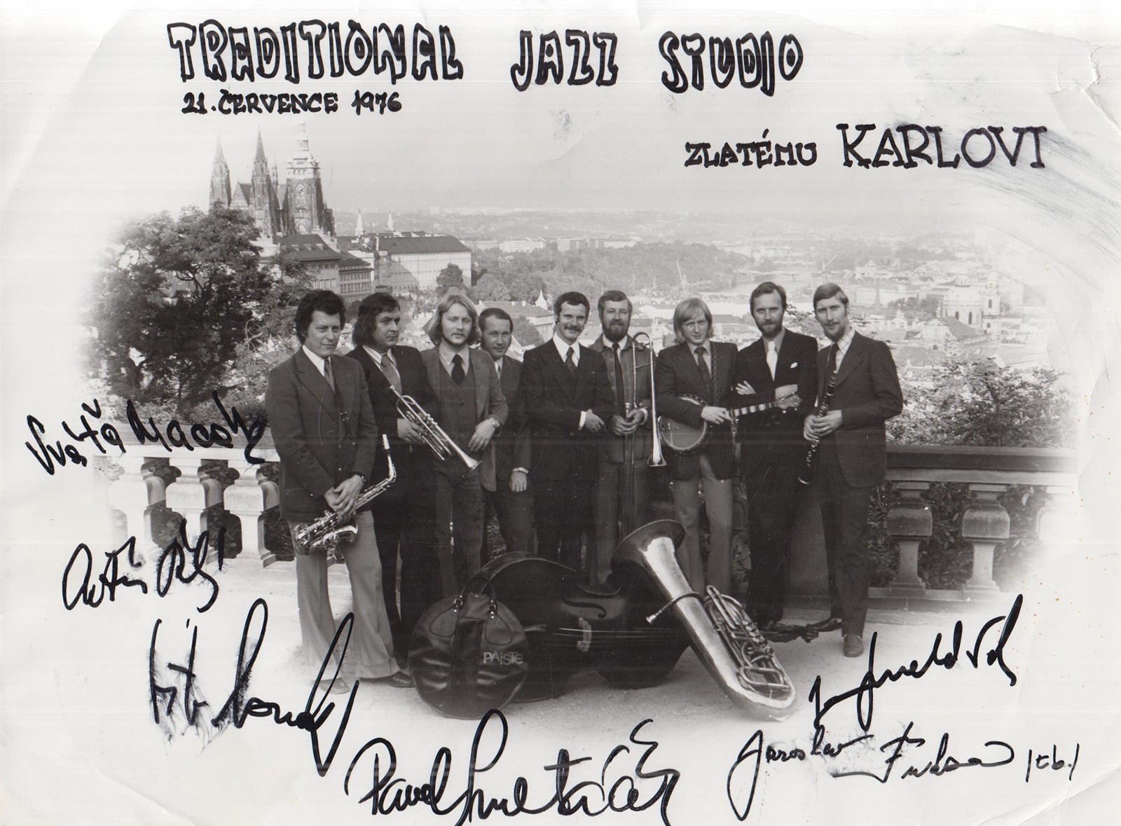 Traditional Jazz Studio - Fotografie s podpisy členů