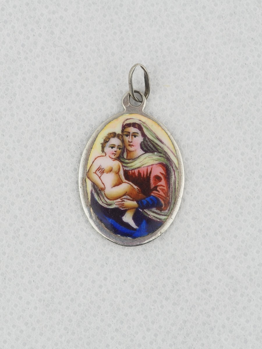 Stříbrný medailon – madonka