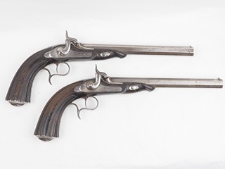 Pár perkusních pistolí v kazetě